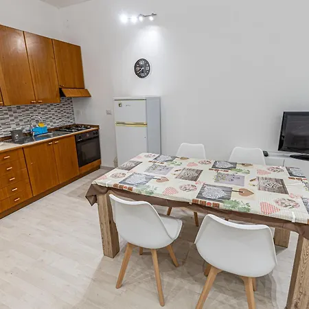 아파트 Borghetto Nora 5 *
